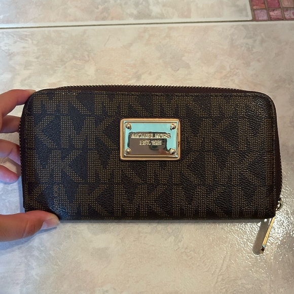Michael Kors Wallet | Authentic | Brown | Women’s Accessory - Picture 4 of 4